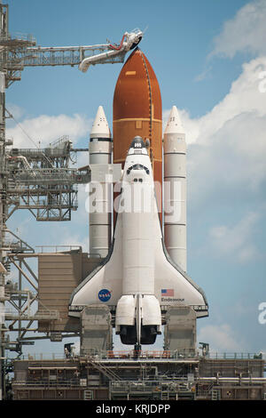 La navette spatiale Endeavour est vu sur plateforme de lancement 39a après l'annulation de la structure de rotation (RSS), Dimanche 15 mai 2011, au Centre spatial Kennedy à Cap Canaveral, en Floride, au cours de la mission, Endeavour et l'équipage de STS-134 va livrer le Spectromètre magnétique Alpha (AMS) et de pièces de rechange y compris deux antennes de communication en bande S, un réservoir de gaz à haute pression et d'autres pièces de rechange pour Dextre. Lancement est prévu pour le lundi 16 mai à 8 h 56 HAE. Crédit photo : NASA/Bill Ingalls) SS Endeavour STS134 sur base de lancement (vers l'aéroport) Banque D'Images