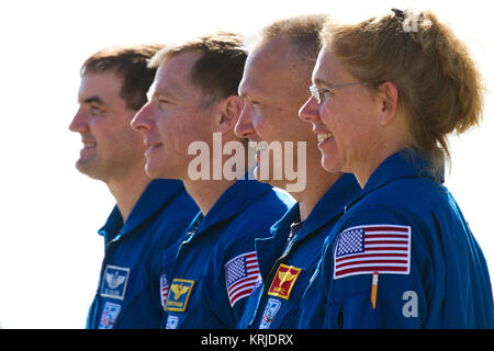 L'équipage de la mission STS-135, à partir de la droite, Sandy Magnus, Doug Hurley, Chris Ferguson et Rex Walheim posent pour une photo de groupe que la navette spatiale Atlantis est déplacé de l'orbiter processing facility à l'Édifice de l'Assemblée du véhicule au Centre spatial Kennedy le mardi 17 mai 2011, en Floride. Le déménagement, connu comme un retournement, est une étape importante dans la préparation du lancement de l'orbiteur sort de son hangar de traitement d'être préparée pour son dernier vol. ( Photo de la NASA / Houston Chronicle, Smiley N. extérieure ). Portrait de l'équipage STS-135 Banque D'Images