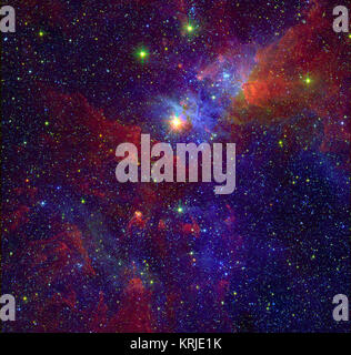 Eta Carinae est une des étoiles les plus brillantes et les plus massives de la Voie lactée. Par rapport à notre Soleil, il est environ 100 fois plus massives et un million de fois plus lumineux. Cette célèbre star hypergiant variable (centre supérieur) est entouré par la nébuleuse Carina. Dans cette image composite couvrant les parties visible et infrarouge du spectre, les zones qui apparaissent en bleu ne sont pas masqués par la poussière, tandis que les zones qui apparaissent en rouge sont cachés derrière de sombres nuages de poussière dans la lumière visible. Une étude combinant X-ray et observations infrarouge a révélé une nouvelle population d'étoiles massives qui se cache dans les régions de la nébuleuse tha Banque D'Images