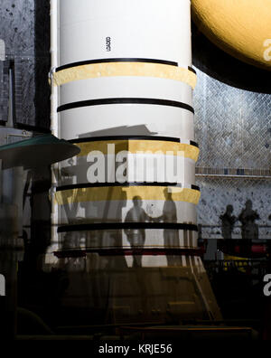 L'administrateur de la NASA Charles Bolden est vu en silhouette, gauche, alors qu'il serre la main avec les travailleurs au-dessus de la plate-forme de lancement Mobile (MLP) comme la navette spatiale Atlantis (STS-135) de rouleaux sur la baie 3 élevé dans le bâtiment d'assemblage de véhicules de lancement 39a pour son dernier vol, le mardi soir, le 31 mai 2011, au Centre spatial Kennedy à Cap Canaveral, en Floride, le 3,4 milles, connu sous le nom de "déploiement", prendra environ 7 heures. Atlantis porteront le module logistique polyvalent Raffaello pour livrer des fournitures, de la logistique et de pièces de rechange pour la Station spatiale internationale. Le lancement de la mission STS-135 Banque D'Images