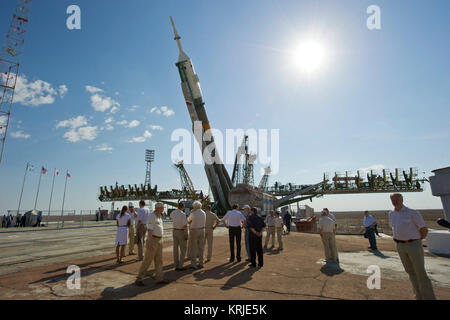 Le Soyouz TMA-02M est relevée en position verticale à la plateforme de lancement au cosmodrome de Baïkonour au Kazakhstan, le dimanche 5 juin 2011. La fusée est en cours de préparation pour un lancement le 8 juin pour mener l'équipage d'expédition 28 à la Station spatiale internationale. Crédit photo : NASA/Carla Cioffi) Soyouz TMA-02M est relevée en position verticale Banque D'Images