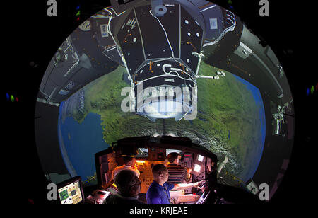 Les pratiques de l'équipage STS-135 de rendez-vous et d'amarrage avec la Station spatiale internationale dans le simulateur d'ingénierie des systèmes au Centre spatial Johnson au Johnson Space Center le mardi 28 juin 2011, à Houston. Le Capitaine de frégate Chris Ferguson est à l'arrière gauche, Rex Walheim est spécialiste de mission à l'arrière droite. Pilot Doug Hurley est au centre. La session a marqué la finale de l'équipage dans la formation 'Dome' en préparation de la dernière mission du programme de la navette spatiale. ( Smiley N. Piscine / Ozzythewise AstronautsJSC Houston Chronicle ) 260212 Banque D'Images
