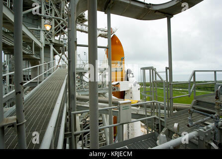 La navette spatiale Atlantis est révélé comme la structure de rotation (RSS) est annulée à l'aire de lancement 39a le Jeudi, 7 juillet 2011 au NASA Kennedy Space Center à Cape Canaveral, Floride Atlantis est défini sur le décollage vendredi 8 juillet, sur le dernier vol de la navette STS-135, programme, une mission de 12 jours vers la Station spatiale internationale. Crédit photo : NASA/Bill Ingalls) M-135 vu de l'allée de métal Banque D'Images