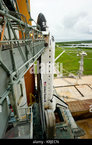 La navette spatiale Atlantis est révélé comme la structure de rotation (RSS) est annulée à l'aire de lancement 39a le Jeudi, 7 juillet 2011 au NASA Kennedy Space Center à Cape Canaveral, Floride Atlantis est défini sur le décollage vendredi 8 juillet, sur le dernier vol de la navette STS-135, programme, une mission de 12 jours vers la Station spatiale internationale. Crédit photo : NASA/Bill Ingalls) STS-135 Atlantis vue côté port Banque D'Images