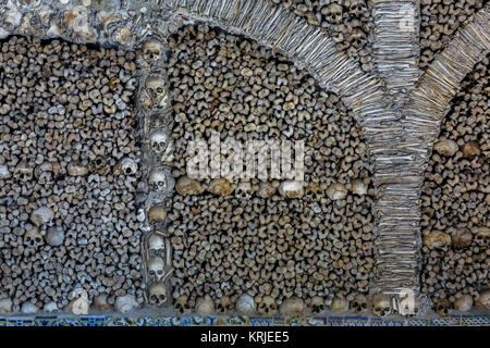 EVORA PORTUGAL- 20 Octobre 2015 : La Capela dos Ossos (Chapelle des Os) Église de Saint-francis.La Chapelle obtient son nom parce que les murs intérieurs sont Banque D'Images