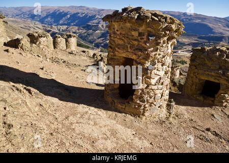 Chullpas de Ninamarca tours funéraires précolombiens au site archéologique de Ninamarca, Pérou Cuzco région construit par la culture pré-Inca Lupaca Banque D'Images