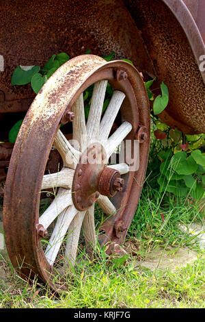Le bois et le métal rouillé d'une jante de roue de voiture vintage repose dans les hautes herbes le long de la Route 66 dans la région de Chandler, Oklahoma. Banque D'Images