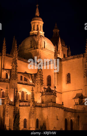 Vue nocturne de la Catedral de Segovia section centrale avec flèches et dome Banque D'Images