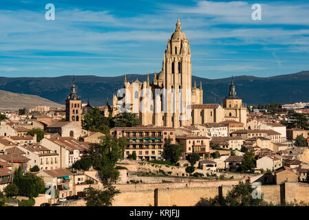 Vieille ville de Ségovie dominé par la Cathédrale Catholique, vu de l'Alcazar Banque D'Images