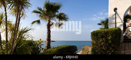 Jardin et vue mer panoramique en roc de Sant Gaieta, Tarragone. Banque D'Images