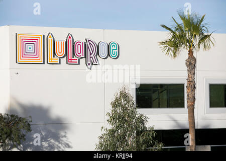 Un logo affiche à l'extérieur du siège de l'LuLaRoe à Corona, Californie le 9 décembre 2017. Banque D'Images