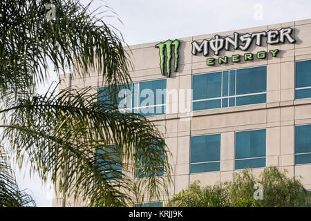 Un logo affiche à l'extérieur du siège de la société de boissons Monster à Corona, Californie le 9 décembre 2017. Banque D'Images