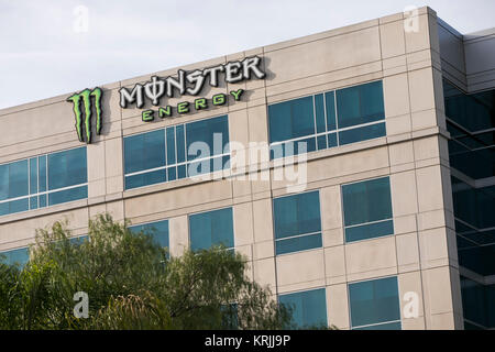 Un logo affiche à l'extérieur du siège de la société de boissons Monster à Corona, Californie le 9 décembre 2017. Banque D'Images