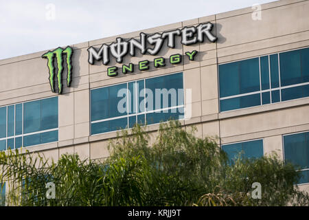 Un logo affiche à l'extérieur du siège de la société de boissons Monster à Corona, Californie le 9 décembre 2017. Banque D'Images