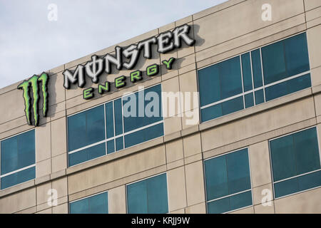 Un logo affiche à l'extérieur du siège de la société de boissons Monster à Corona, Californie le 9 décembre 2017. Banque D'Images