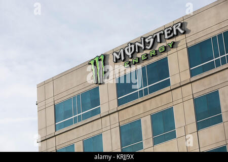 Un logo affiche à l'extérieur du siège de la société de boissons Monster à Corona, Californie le 9 décembre 2017. Banque D'Images