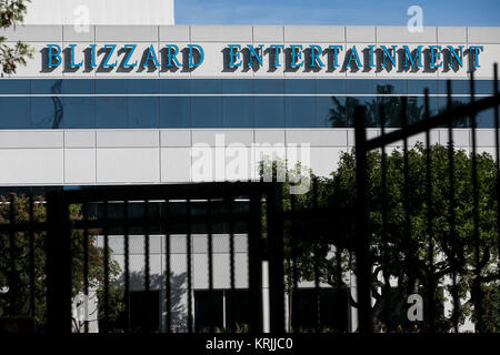 Un logo affiche à l'extérieur du siège de Blizzard Entertainment, Inc., à Irvine, Californie, le 9 décembre 2017. Banque D'Images