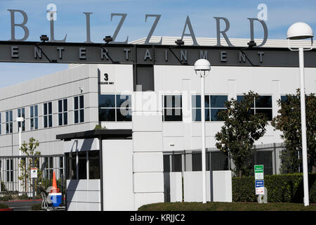 Un logo affiche à l'extérieur du siège de Blizzard Entertainment, Inc., à Irvine, Californie, le 9 décembre 2017. Banque D'Images