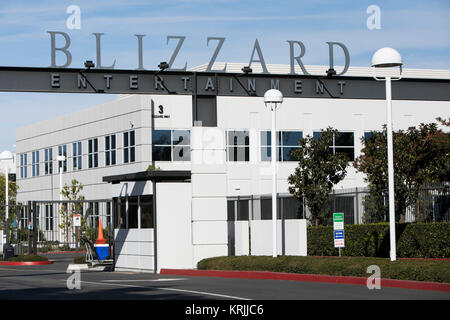 Un logo affiche à l'extérieur du siège de Blizzard Entertainment, Inc., à Irvine, Californie, le 9 décembre 2017. Banque D'Images