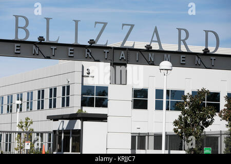 Un logo affiche à l'extérieur du siège de Blizzard Entertainment, Inc., à Irvine, Californie, le 9 décembre 2017. Banque D'Images