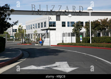 Un logo affiche à l'extérieur du siège de Blizzard Entertainment, Inc., à Irvine, Californie, le 9 décembre 2017. Banque D'Images