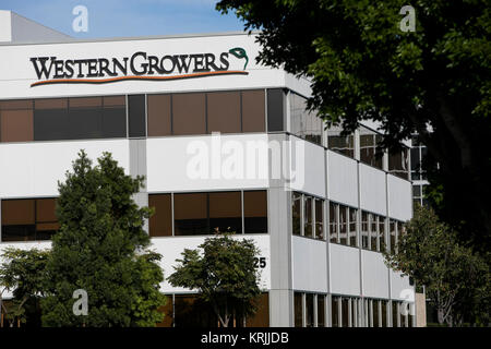 Un logo affiche à l'extérieur du siège de Western Growers à Irvine, Californie, le 9 décembre 2017. Banque D'Images
