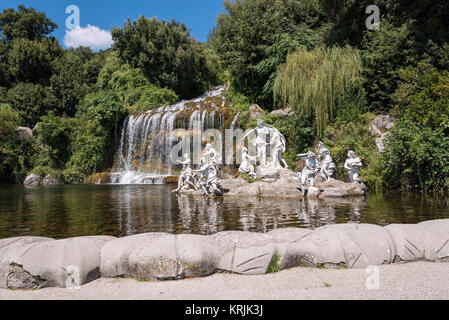 La Fontaine de Diane et Actéon au pied de la Grande Cascade dans le jardin du Palais Royal de Caserte, Italie Banque D'Images