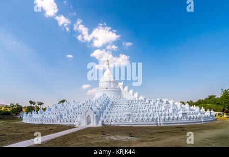 Image de haute qualité de l'image blanc temple historique de la Pagode Myatheindan (Hsinbyume) dans le Myanmar, Mandalay, Mingun Banque D'Images