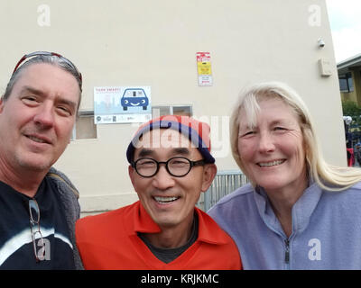 19 décembre 2017 - La télé-réalité star Tai Trang à partir de l'émission de télé réalité Survivor pose avec les fans à San Francisco, CA Banque D'Images