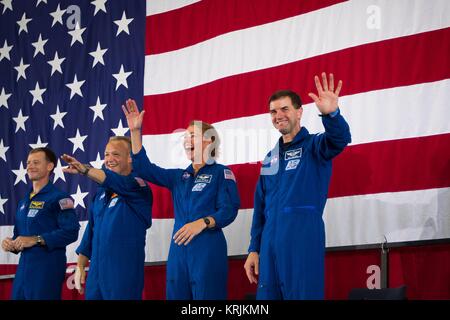 Station spatiale internationale La NASA Navette spatiale Atlantis STS-135 mission premier équipage les astronautes (L-R) Chris Ferguson, Doug Hurley, Sandy Magnus Rex Walheim et vague à la foule lors de l'Ellington Field Joint Reserve Base lors de leur cérémonie de bienvenue, le 22 juillet 2011 à Houston, Texas. Banque D'Images