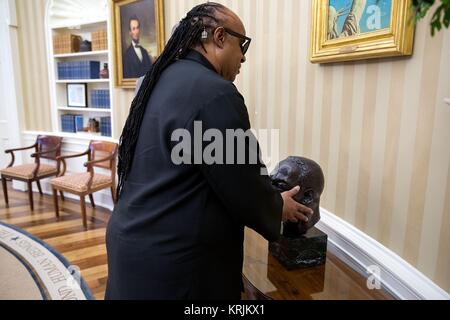 Stevie Wonder chanteur sent le buste de Dr. Martin Luther King Jr. lors de la visite du Président des Etats-Unis Barack Obama dans le bureau ovale de la Maison Blanche le 5 août 2016 à Washington, DC.
