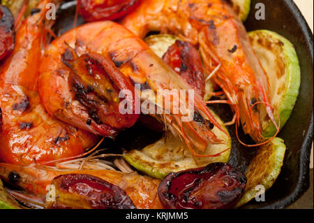 Crevettes grillées avec les courgettes et tomates Banque D'Images