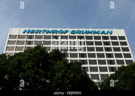 Un logo affiche à l'extérieur d'un établissement occupé par la Northrop Grumman Corporation à El Segundo, Californie, le 10 décembre 2017. Banque D'Images