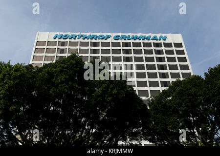 Un logo affiche à l'extérieur d'un établissement occupé par la Northrop Grumman Corporation à El Segundo, Californie, le 10 décembre 2017. Banque D'Images