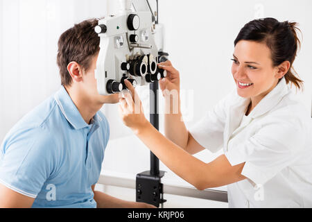 Femme Optométriste Faire Examen de la vue pour des patients Banque D'Images