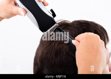 Coiffure homme coupe cheveux tondeuse électrique avec du Banque D'Images