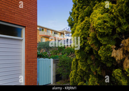 Immeuble d'habitation moderne et d''un grand balcon extérieur de maison et windows. Appartement de luxe avec de beaux jardins maisons sur un réseau express régional s Banque D'Images