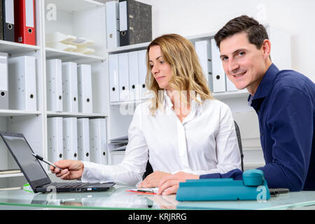 Businessman and businesswoman travaillant ensemble dans le bureau Banque D'Images