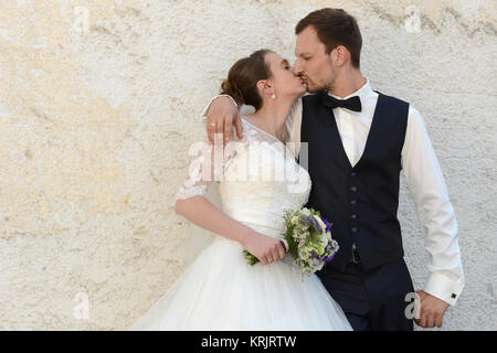 baiser amoureux des jeunes mariés Banque D'Images