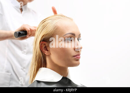 Sécher vos cheveux sur une brosse ronde Banque D'Images