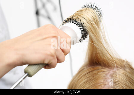 Le séchage des cheveux sur une brosse ronde Banque D'Images