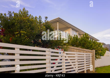 Immeuble d'habitation moderne extérieur avec balcons et fenêtres. Aparment maison avec clôture et arbres à Brookvale, Sydney, Australie. Banque D'Images