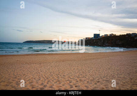 Nuit sur une ville vide plage bordées de hautes immeubles sur une falaise. Plage d'eau douce à l'eau douce dans Sydney, Nouvelle-Galles du Sud, Australie. Banque D'Images