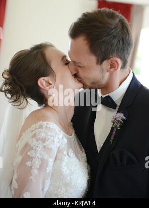 Mariée et le marié baiser après la cérémonie de mariage au bureau d'enregistrement Banque D'Images