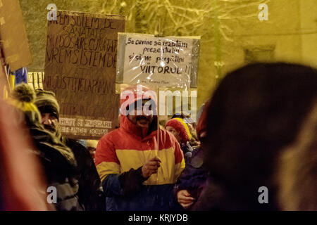 Brasov, Roumanie - 17 décembre 2017 : Des milliers de Roumains protestent contre coalition et ses plans pour changer les règles de la Justice. Banque D'Images
