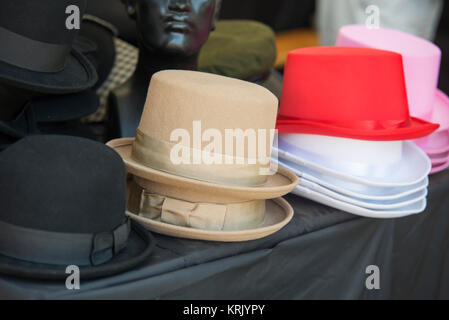 Close up sur les chapeaux de feutre à vendre à un marché aux puces Banque D'Images