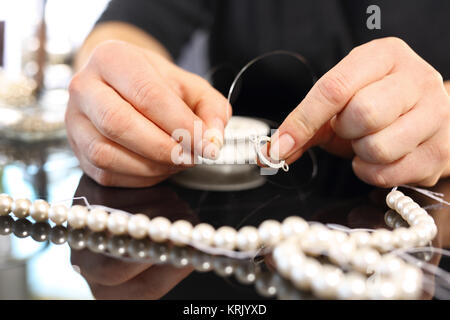 Colliers de perles fileté femelle Banque D'Images