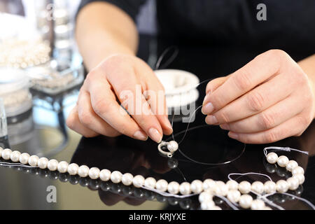 Colliers de perles fileté femelle Banque D'Images