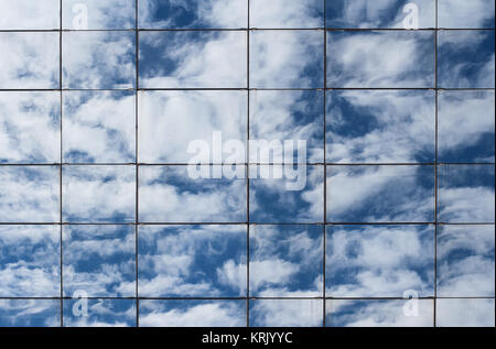 Les nuages reflètent dans windows gratte-ciel Banque D'Images