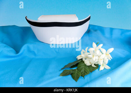 Hat blanc infirmière et Millingtonia hortensis fleurs Banque D'Images